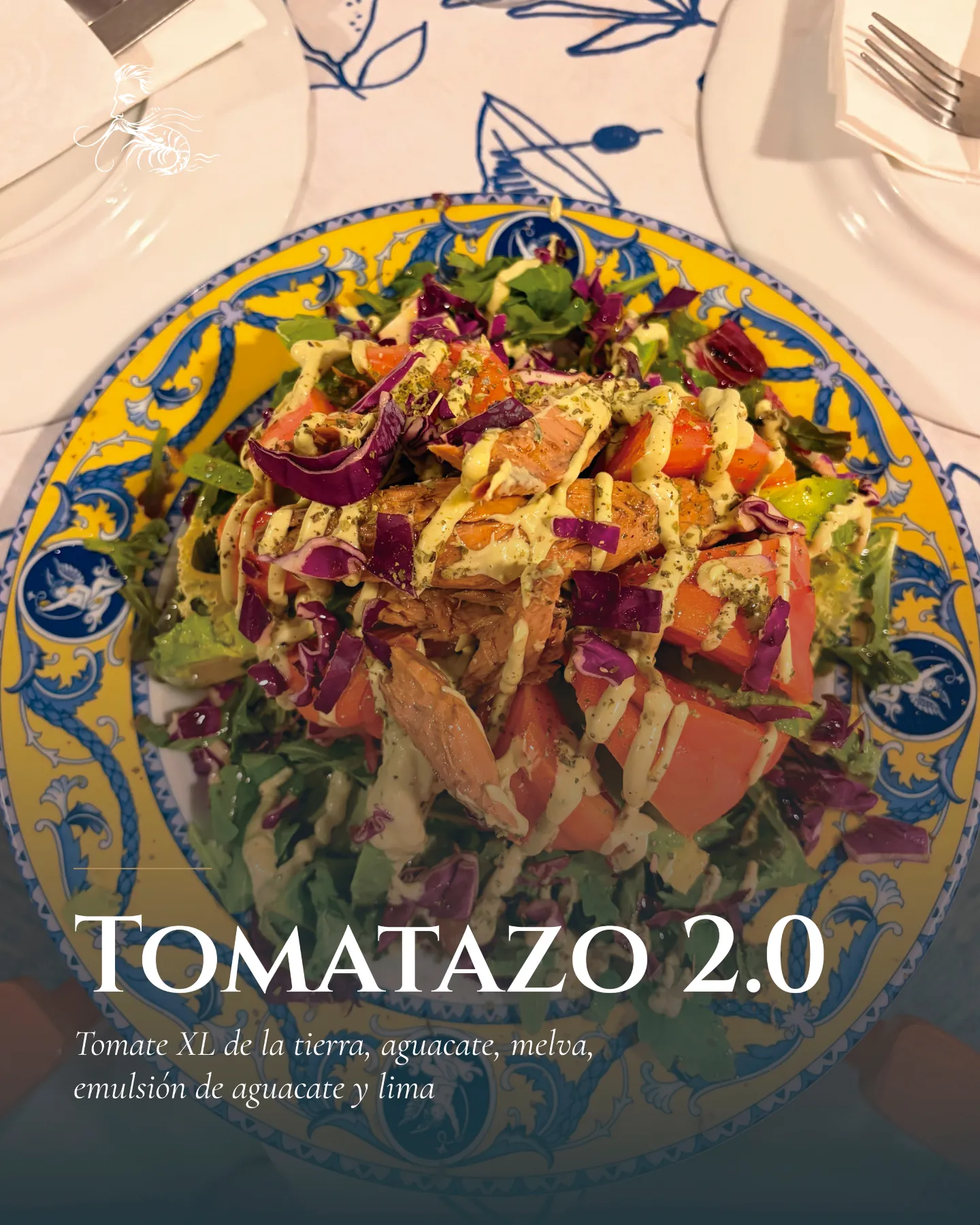 Ensalada de tomate Tomatazo 2.0 de Don Bigote en La Barrosa con tomate XL, aguacate, melva y emulsión de aguacate y lima