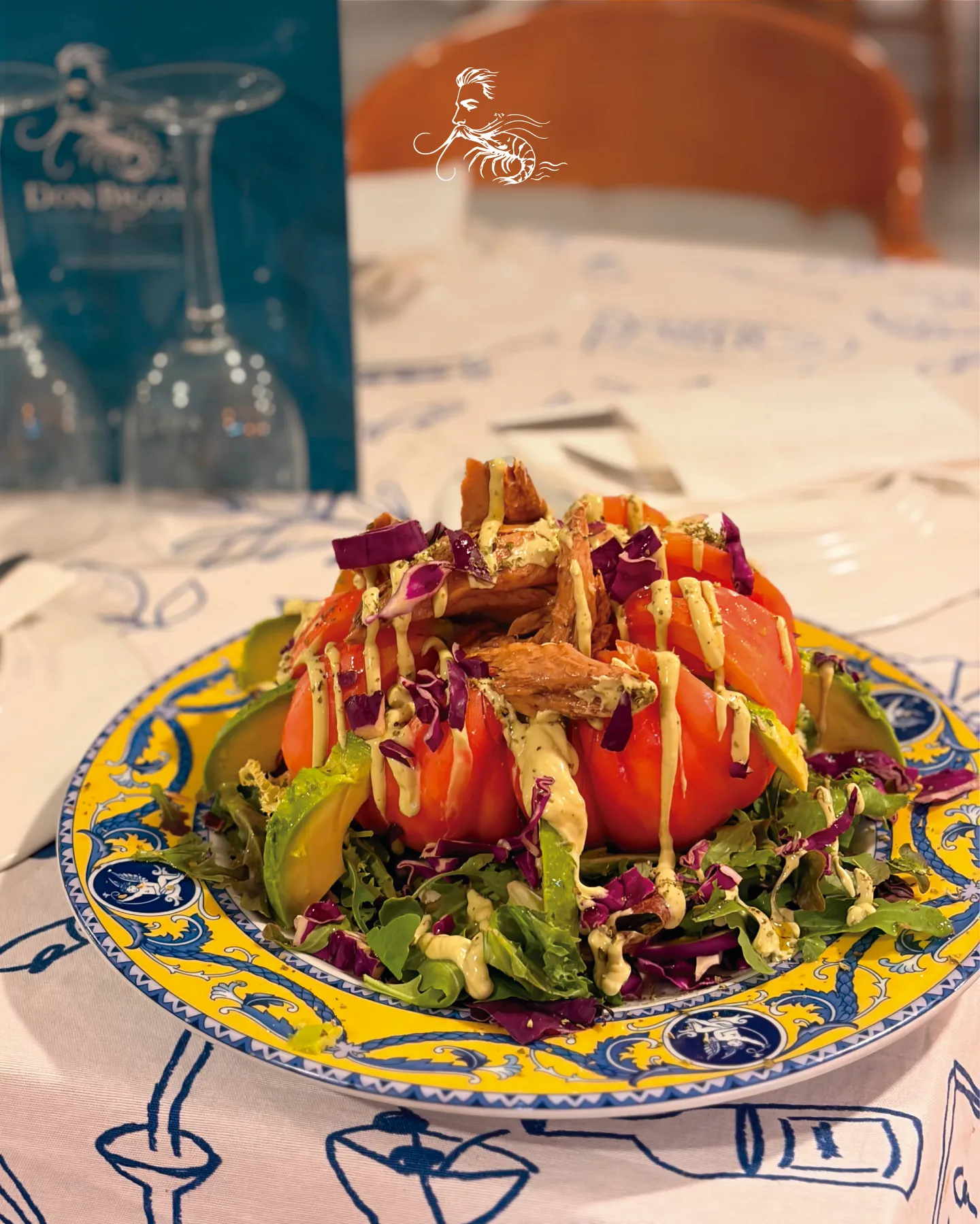 Ensalada de tomate del Tomatazo 2.0 servida en la mesa de Don Bigote en La Barrosa