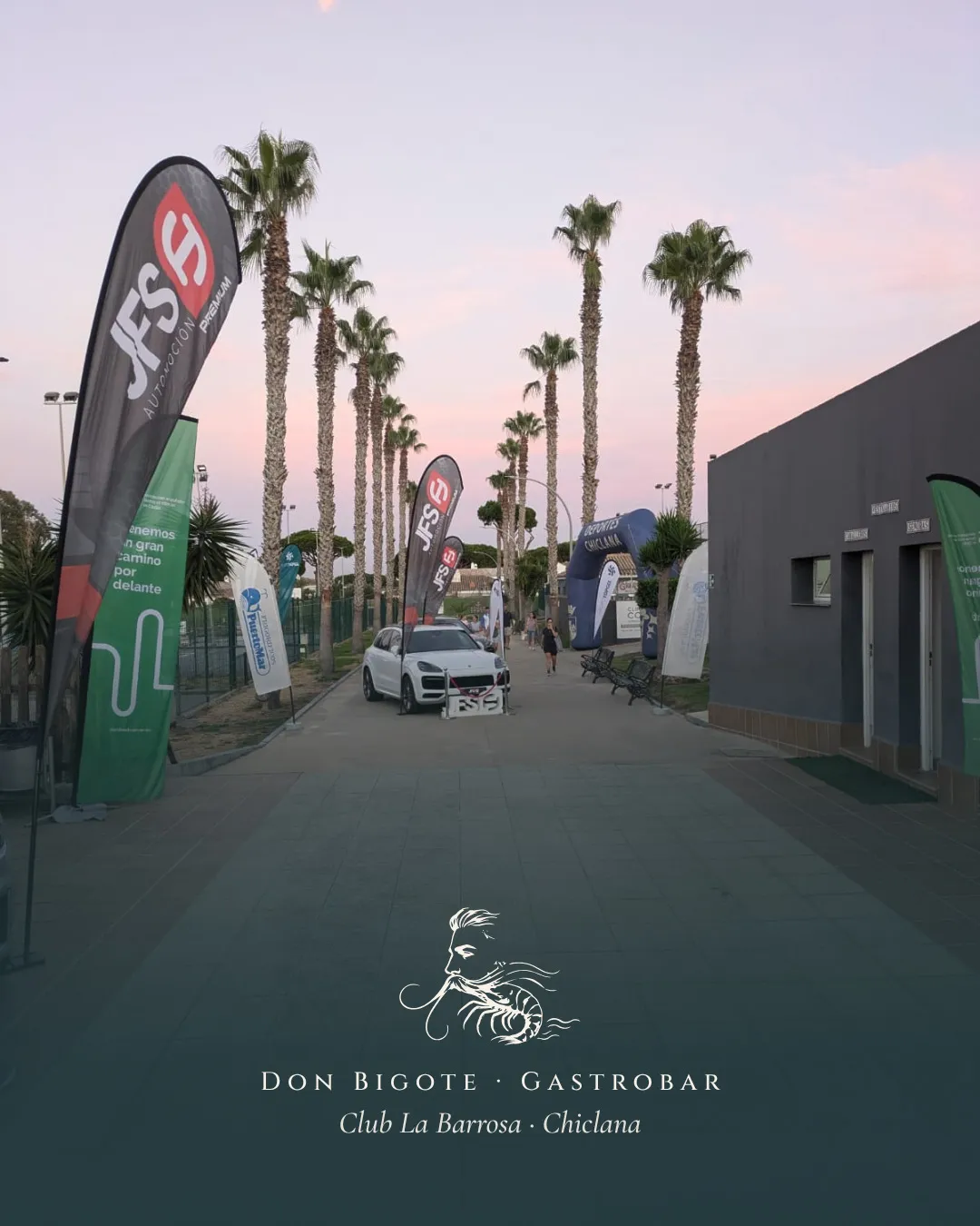 Pádel solidario en el Club La Barrosa: paseo de palmeras al atardecer con la marca de Don Bigote Gastrobar