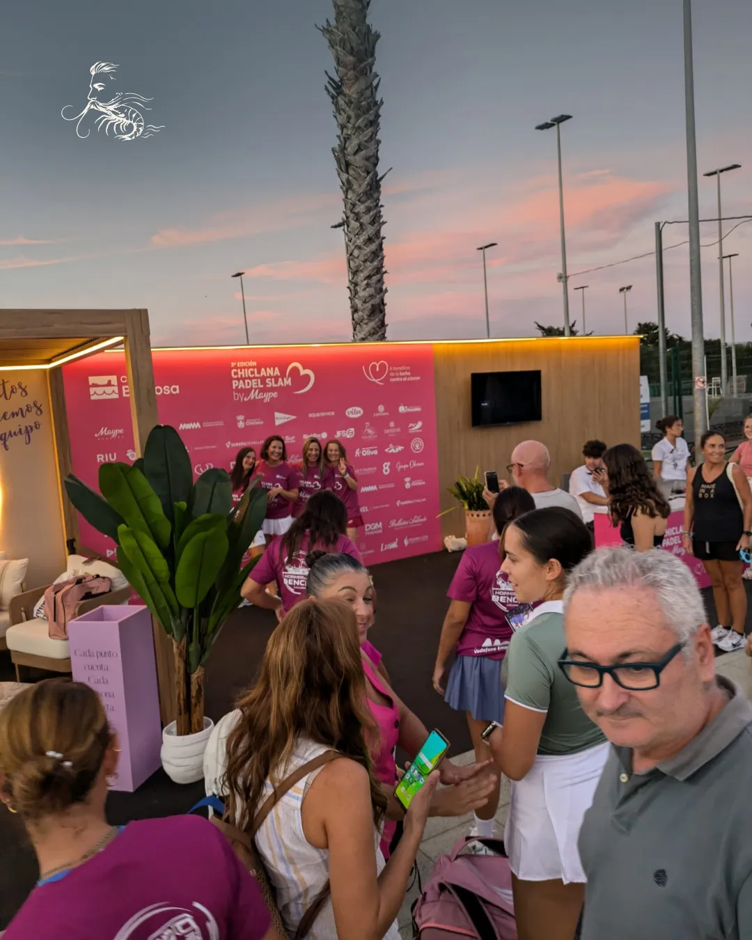 Jugadoras y público al atardecer en el pádel solidario del Chiclana Padel Slam